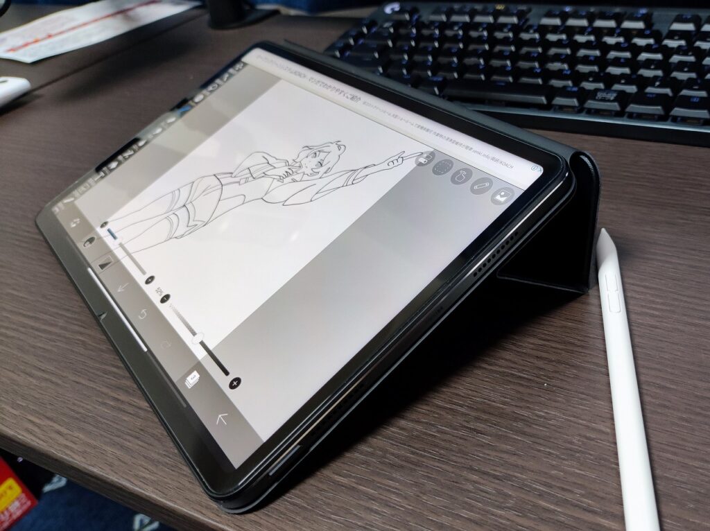 Xiaomi Pad 6を浅く立ててイラスト作成している画像