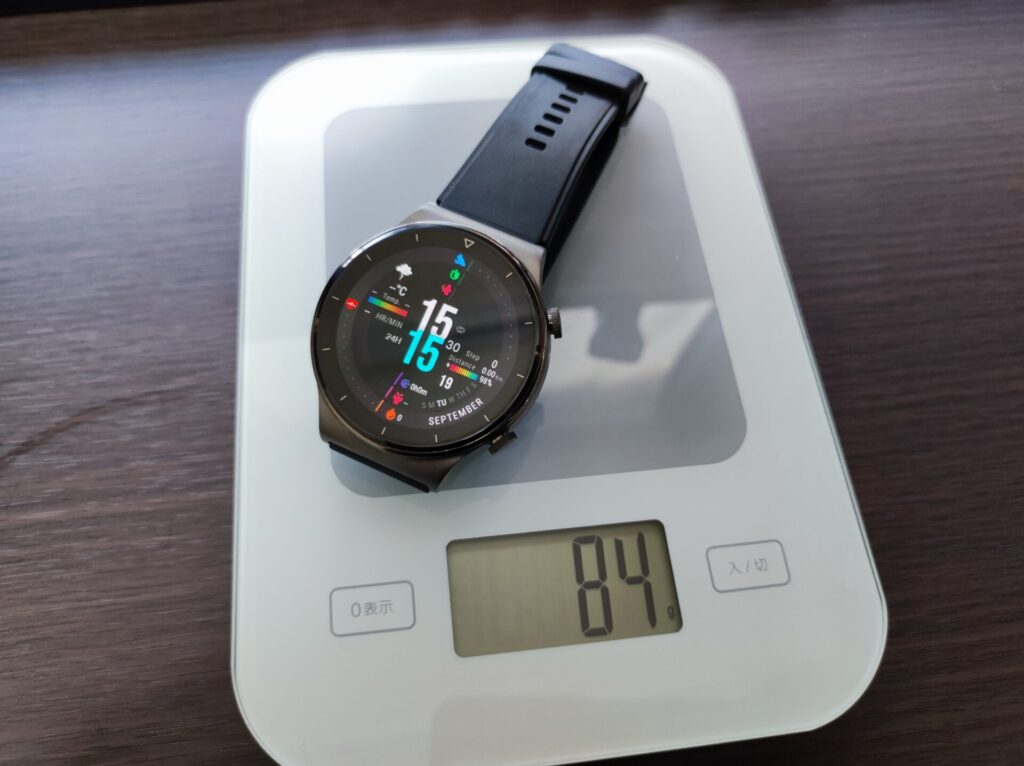 Huawei Watch GT2 Proがはかりの上に載っている。
